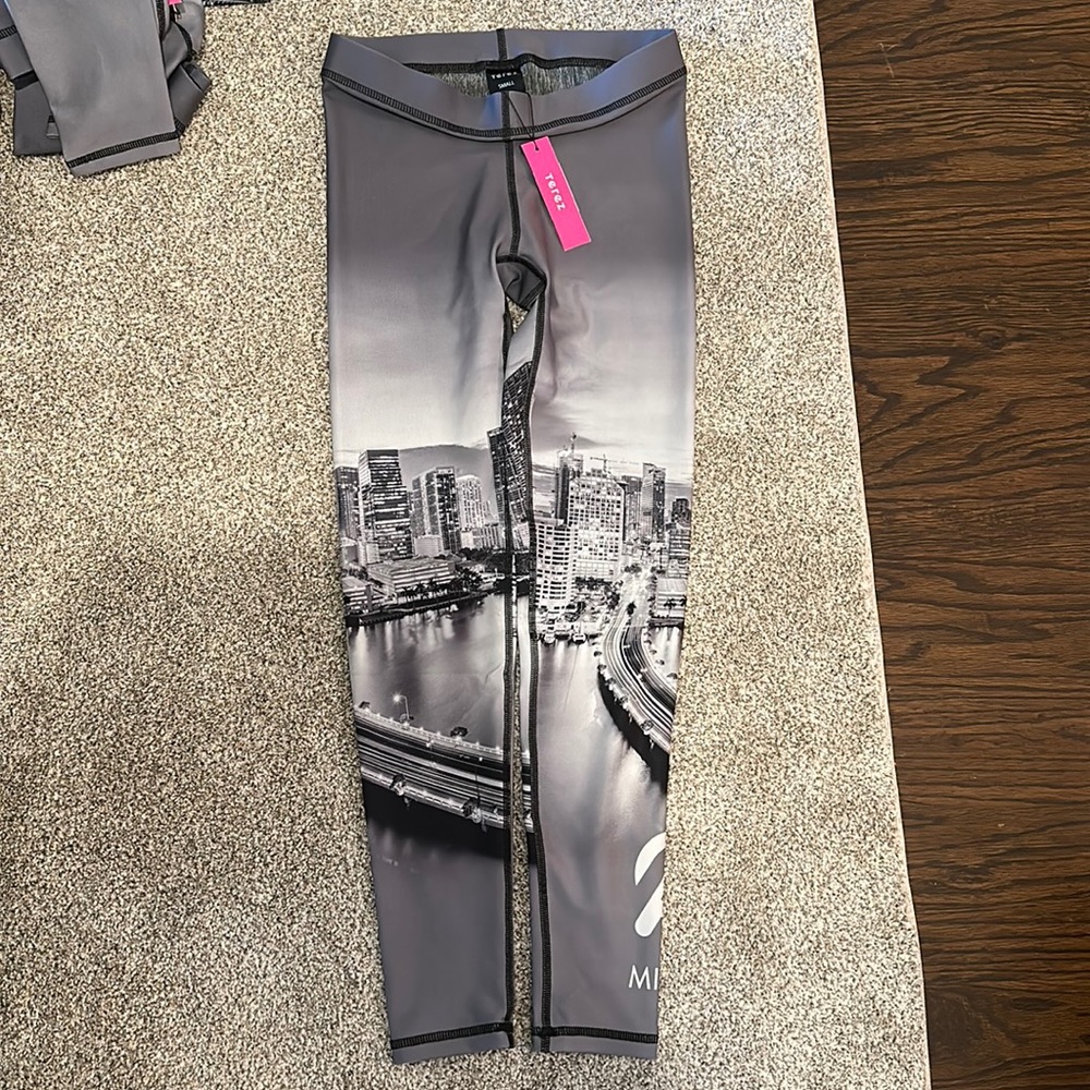 Peloton limited edition leggings MIAMI theme.